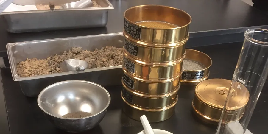 Analyse granulométrique (tamisage + hydromètre) à Saint-Brieuc